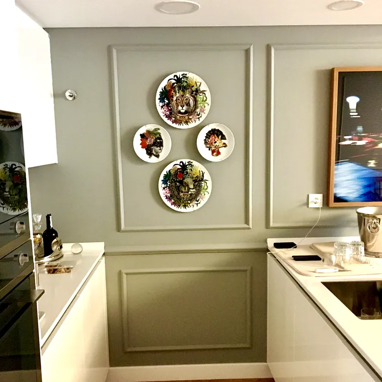 Molduras em gesso na parede da cozinha