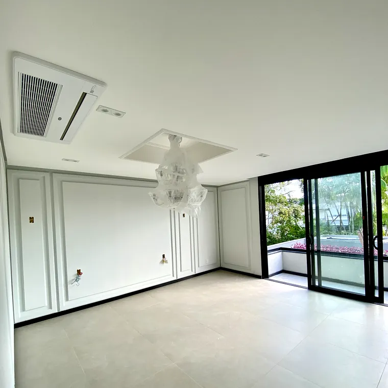 Salão com boiserie em gesso e sanca no forro