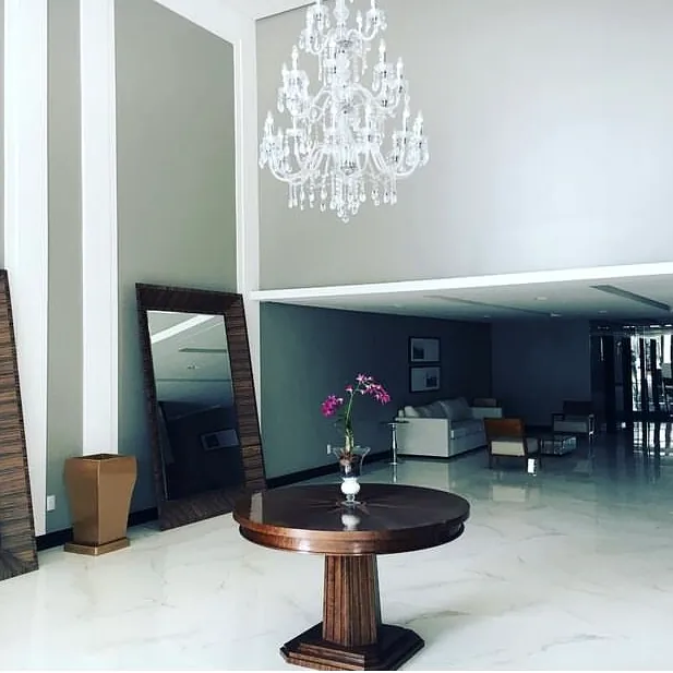 Hall de condomínio com forro e iluminação