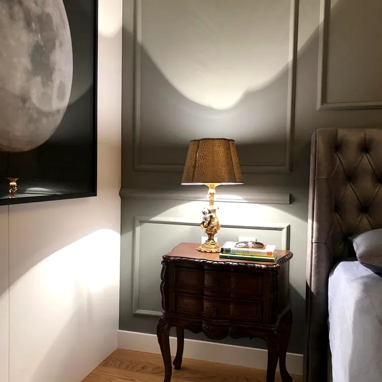 Moldura e nicho iluminado em quarto