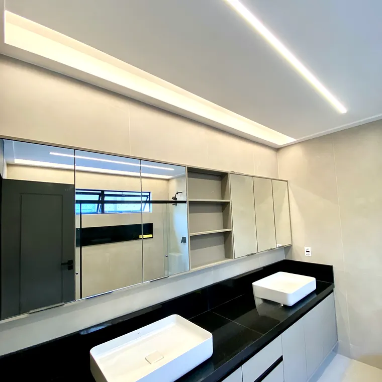 Sanca linear com iluminação sobre bancada